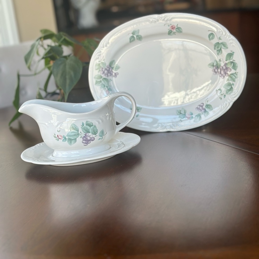 Pfaltzgraff Grapevine Gravy Boat and Platter Set